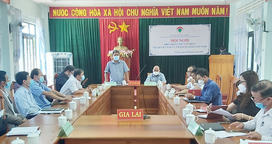 Ông Hồ Văn Điềm-Chủ tịch Ủy ban MTTQ Việt Nam tỉnh, Trưởng ban Chỉ đạo Cuộc vận động phát biểu kết thúc hội nghị. Ảnh: Ngọc Anh  Ông Hồ Văn Điềm-Chủ tịch Ủy ban MTTQ Việt Nam tỉnh-Trưởng Ban chỉ đạo Cuộc vận động phát biểu kết thúc hội nghị. Ảnh: Ngọc Anh