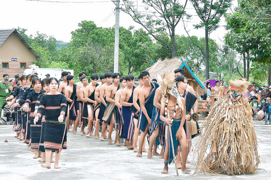 Sau khi kết thúc phần lễ cúng cầu mưa là phần sinh hoạt không gian cồng chiêng rộn ràng, đầy màu sắc. Ảnh: Đức Thụy Sau khi kết thúc phần lễ cúng cầu mưa, các trai tráng trong làng sinh hoạt văn nghệ trong không gian cồng, chiêng rộn ràng, đầy màu sắc. Ảnh: Đức Thụy