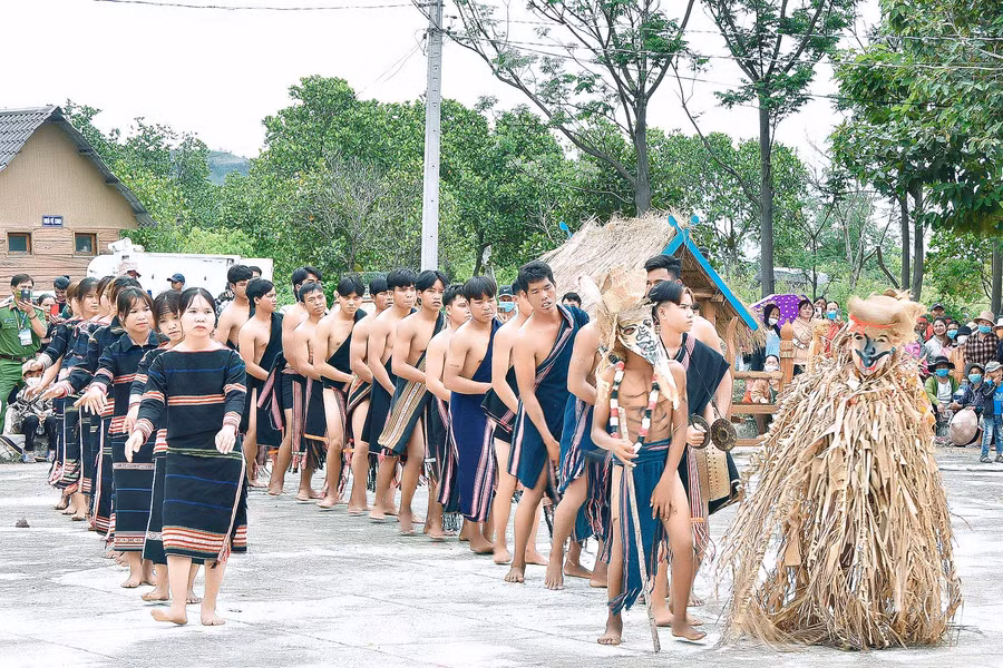Sau khi kết thúc phần lễ cúng cầu mưa, các trai tráng trong làng sinh hoạt văn nghệ trong không gian cồng, chiêng rộn ràng, đầy màu sắc. Ảnh: Đức Thụy