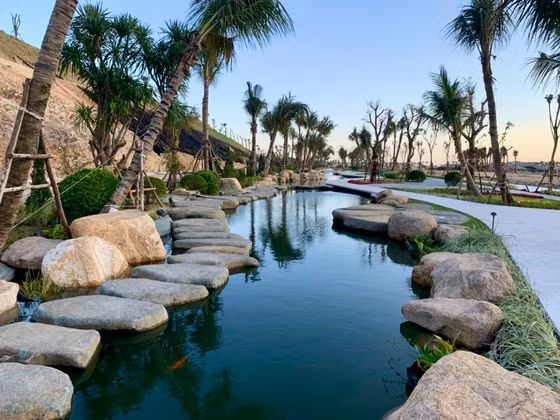  Hồ cá koi 1,4 km tại MerryLand Quy Nhơn được coi là hồ nước dạo bộ dài nhất ven biển