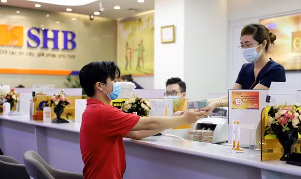 Giao dịch tại SHB. (Ảnh: CTV/Vietnam+)