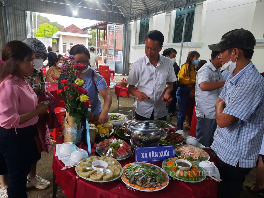 Người dân, du khách thăm quan, thưởng thức các món ăn của người Xơ Đăng. Ảnh: H.L