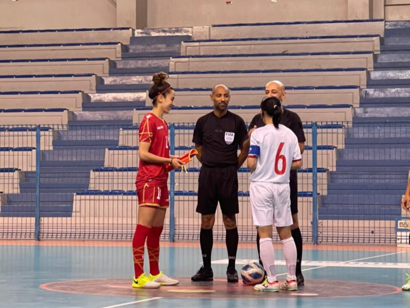  Hai đội làm thủ tục trước trận đấu. Ảnh: VFF