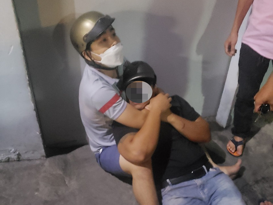 Anh Phong khống chế tên cướp. Ảnh: NVCC
