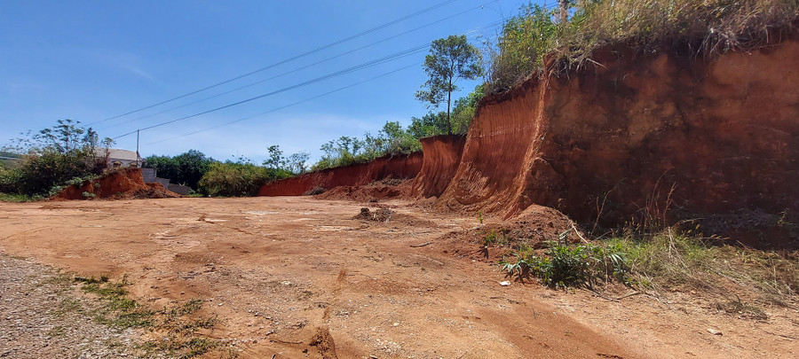  Một điểm khai thác đất trái phép trên địa bàn H.Ngọc Hồi. Ảnh: Đức Nhật