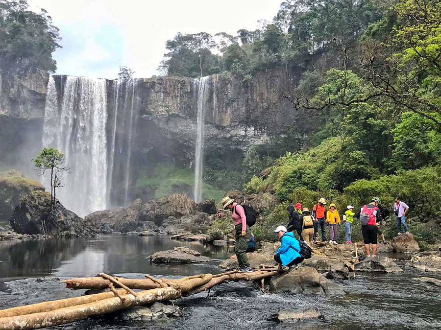  Đoàn farmtrip gồm nhiều doanh nghiệp lữ hành của Hà Nội và Đà Nẵng khảo sát tại thác 50 (huyện Kbang) vào cuối tháng 3-2022. Ảnh: Hoàng Ngọc