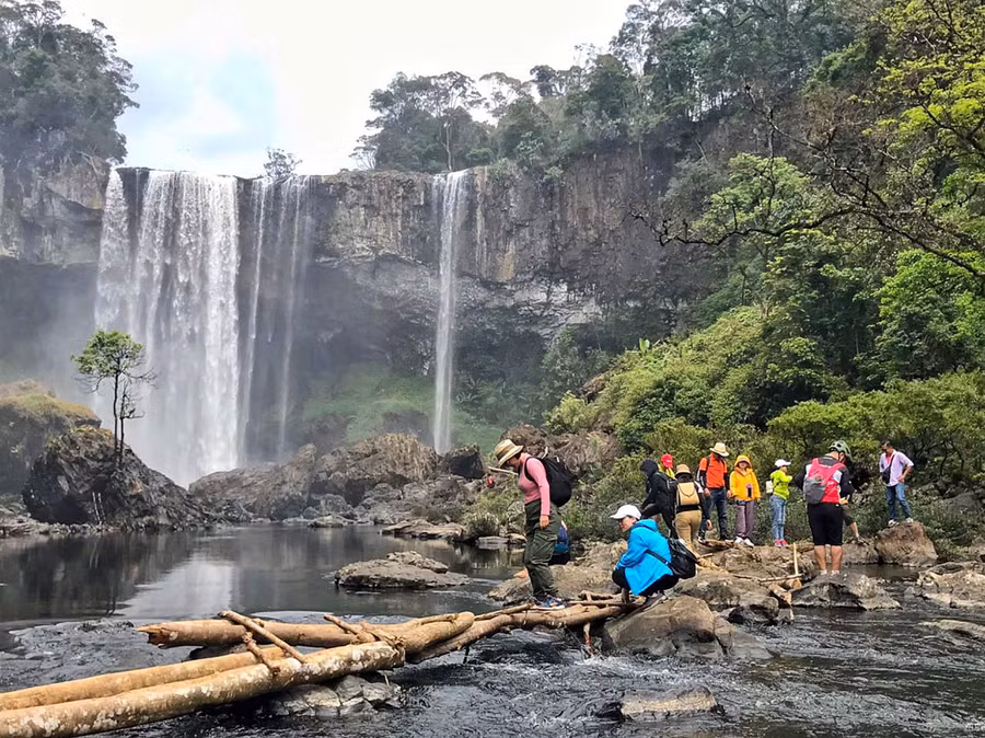  Đoàn farmtrip gồm nhiều doanh nghiệp lữ hành của Hà Nội và Đà Nẵng khảo sát tại thác 50 (huyện Kbang) vào cuối tháng 3-2022. Ảnh: Hoàng Ngọc