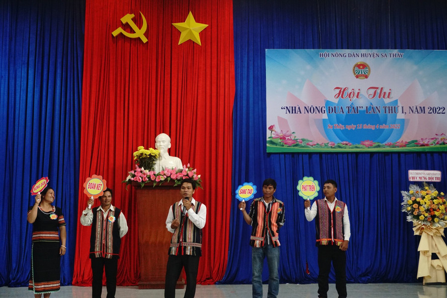 Các đội thi cùng nhau trổ tài vượt qua các phần thi. Ảnh: VT Các đội thi cùng nhau trổ tài vượt qua các phần thi. Ảnh: VT