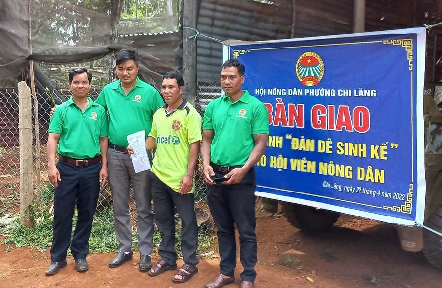 Hội Nông dân phường Chi Lăng trao tặng mô hình sinh kế cho gia đình hội viên Byin. Ảnh: Lê Đại Hội Nông dân phường Chi Lăng trao tặng mô hình sinh kế cho gia đình hội viên Byin. Ảnh: Lê Đại