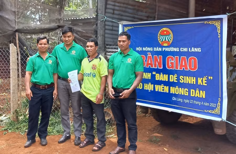 Hội Nông dân phường Chi Lăng trao tặng mô hình sinh kế cho gia đình hội viên Byin. Ảnh: Lê Đại