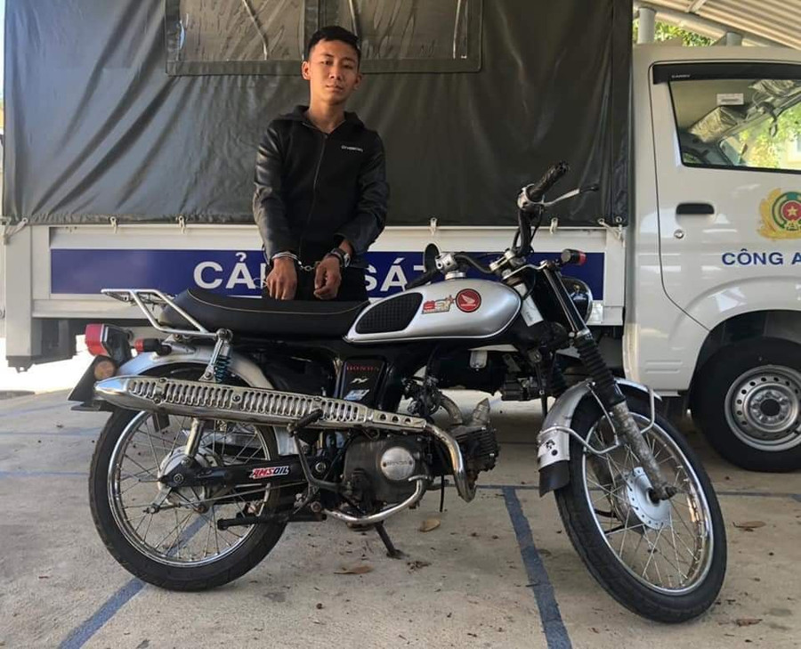 Công bị Công an H.Đăk Glei bắt giữ khi đang xin tiền đổ xăng. Ảnh: C.T.V