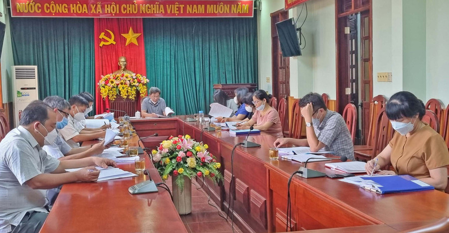 Đoàn giám sát của Ban Văn hóa-Xã hội HĐND tỉnh họp tổng kết đợt giám sát về “Công tác quản lý, sử dụng biên chế ngành Giáo dục tại các huyện, thị xã, thành phố năm học 2021-2022”. Ảnh: Hà Phương