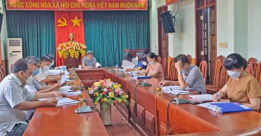 Đoàn giám sát của Ban Văn hóa-Xã hội HĐND tỉnh họp tổng kết đợt giám sát về “Công tác quản lý, sử dụng biên chế ngành Giáo dục tại các huyện, thị xã, thành phố năm học 2021-2022”. Ảnh: Hà Phương