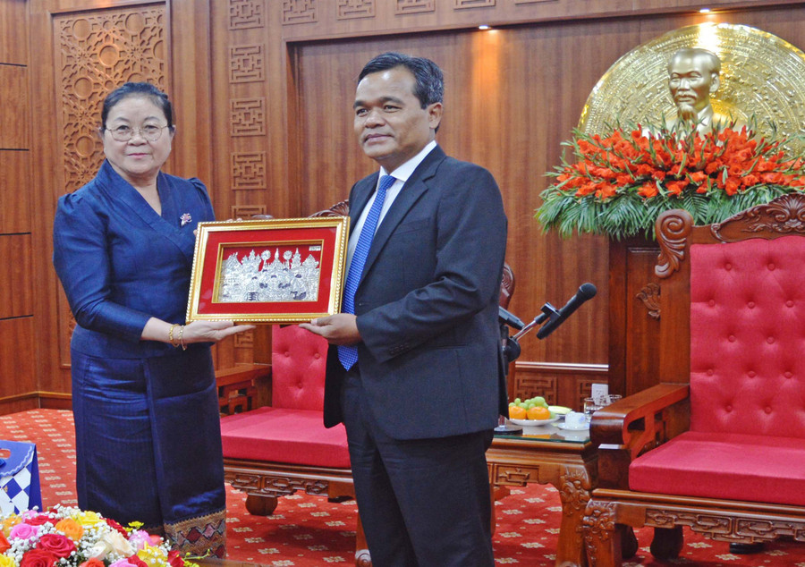 Bà Phimpha Keomixay-Tổng Lãnh sự Lào tại Việt Nam tặng quà cho Thường trực Tỉnh ủy Gia Lai. Ảnh: Anh Huy