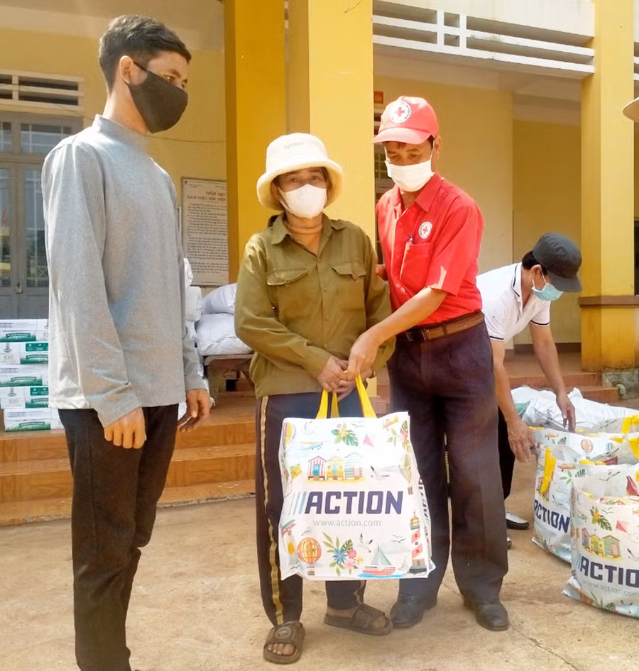 Tặng quà cho đồng bào dân tộc thiểu số nghèo, khó khăn xã Ia Ko, huyện Chư Sê. Ảnh: Hồng Ngọc