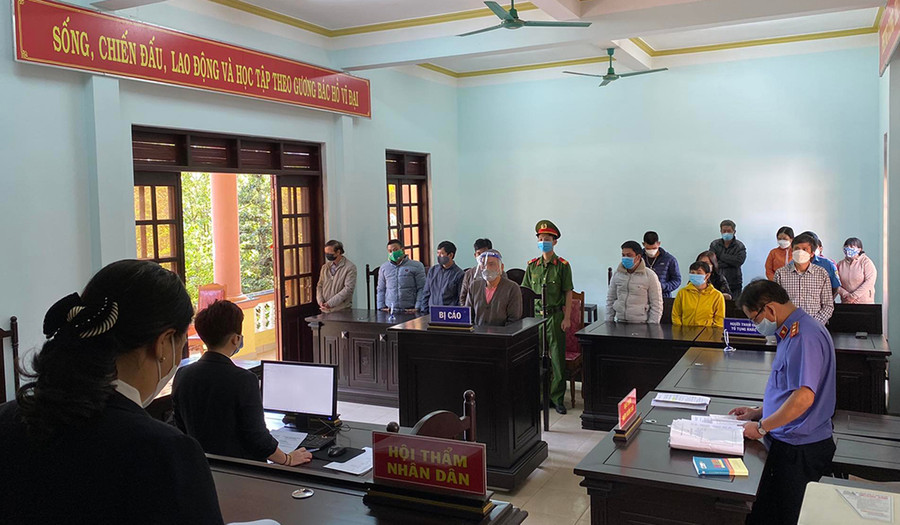 Quang cảnh phiên tòa. Ảnh: Hữu Phong Các bị cáo tại phiên tòa. Ảnh: Hữu Phong