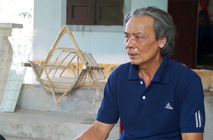 Ông Lê Ca - người đan cào don cung cấp cho hàng trăm hộ dân làm nghề.