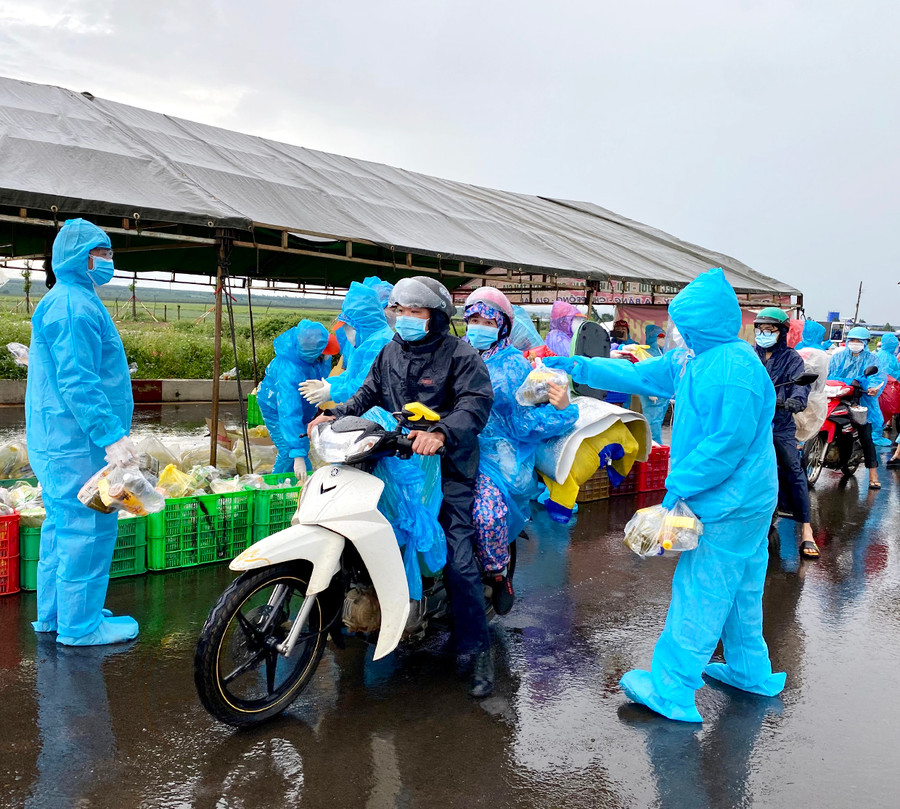  Hàng trăm suất quà được các doanh nhân trao tặng cho người dân từ vùng dịch về lại địa phương qua địa phận tỉnh Gia Lai. Ảnh: Nghi Khang