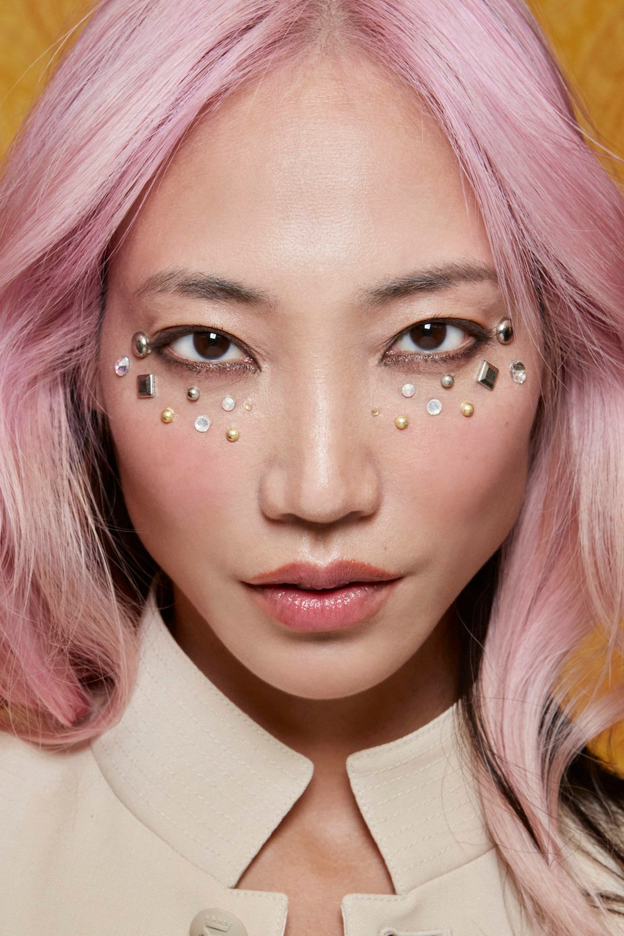  Kết hợp với nhiều món phụ kiện khác loại như: Đá bạc sáng, đá mạ vàng, ngọc trai, đá vuông... bạn sẽ là người nổi bật nhất trước đám đông cùng mái tóc được nhuộm màu rực rỡ.