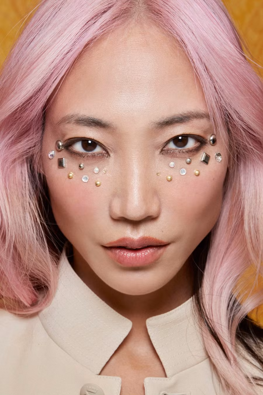  Kết hợp với nhiều món phụ kiện khác loại như: Đá bạc sáng, đá mạ vàng, ngọc trai, đá vuông... bạn sẽ là người nổi bật nhất trước đám đông cùng mái tóc được nhuộm màu rực rỡ.