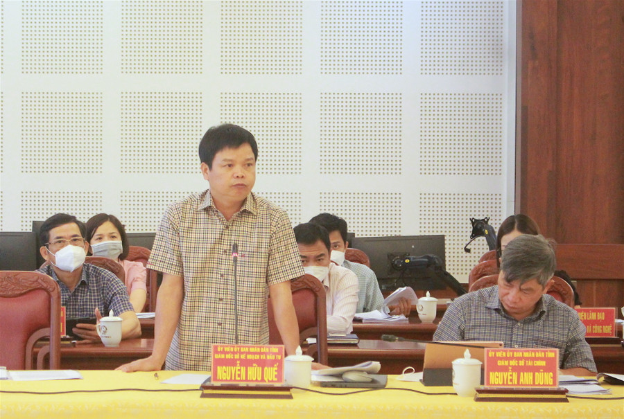 Giám đốc Sở Kế hoạch và Đầu tư Nguyễn Hữu Quế thông tin tại hội nghị về chỉ số năng lực cạnh tranh cấp tỉnh (PCI) năm 2021. Ảnh: Mộc Trà