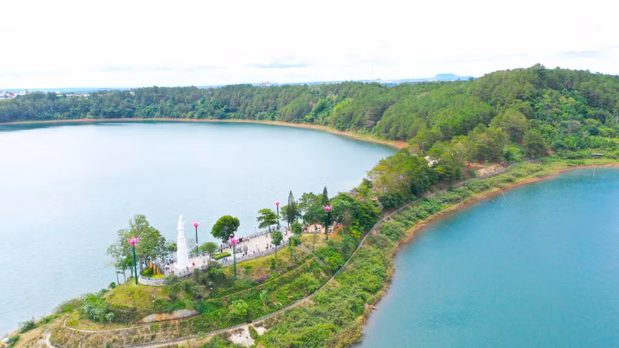 Thắng cảnh Khu du lịch sinh thái Biển Hồ (TP. Pleiku) thu hút hàng ngàn lượt du khách đế tham quan. Ảnh: Quang Tấn