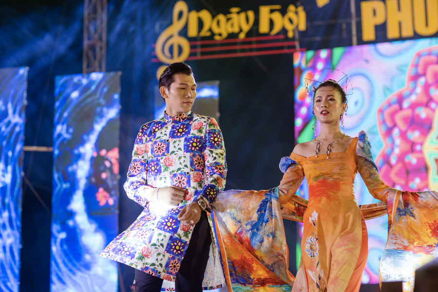 Ngọc Tình và Thùy Trang diện áo dài cách tân với họa tiết và màu sắc bắt mắt. Loạt trang phục trẻ trung, hiện đại, phù hợp với người trẻ. Ảnh: Tuấn Khải