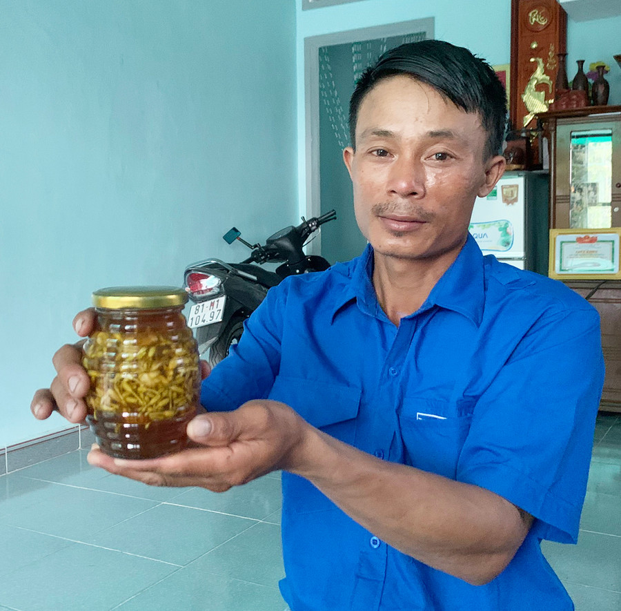 Anh Đỗ Văn Huy cho biết, sản phẩm dược liệu từ hoa đu đủ đực được coi là bài thuốc quý và có nhiều khách hàng đặt mua. Ảnh: Vũ Chi Với rất nhiều công dụng, sản phẩm dược liệu từ hoa đu đủ đực được coi là bài thuốc quý, được nhiều khách hàng đặt mua. Ảnh: Vũ Chi