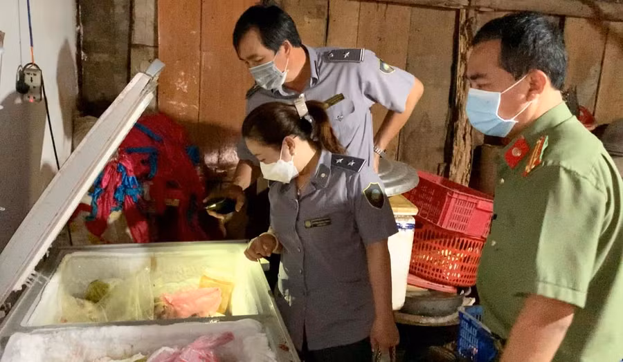 Đoàn kiểm tra tại cơ sở dịch vụ tiệc cưới Hoàng Lan (thôn 1, xã Chư Á, TP.Pleiku). Ảnh: Như Nguyện