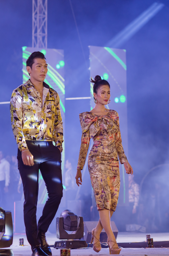 Diễn viên Thùy Trang cùng siêu mẫu Ngọc Tình tự tin sải bước. Cả hai gây ấn tượng trong trang phục trẻ trung, năng động. Ảnh: Tuấn Khải