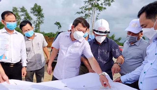 Chủ tịch UBND tỉnh Quảng Ngãi Đặng Văn Minh (giữa) kiểm tra hiện trường khu tái định cư Vạn Tường. Ảnh: N.Đức