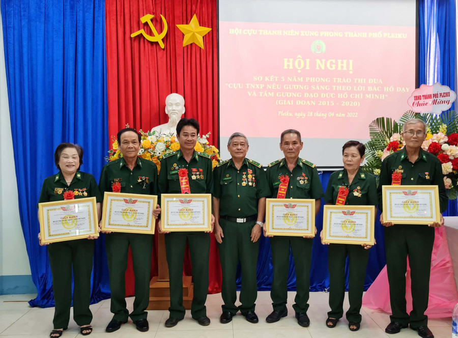 Hội Cựu TNXP TP. Pleiku tặng giấy khen cho 6 tập thể có thành tích trong phong trào thi đua _Cựu TNXP nêu gương sáng theo lời Bác Hồ dạy và tấm gương đạo đức Hồ Chí Minh. Ảnh: Phan Lài