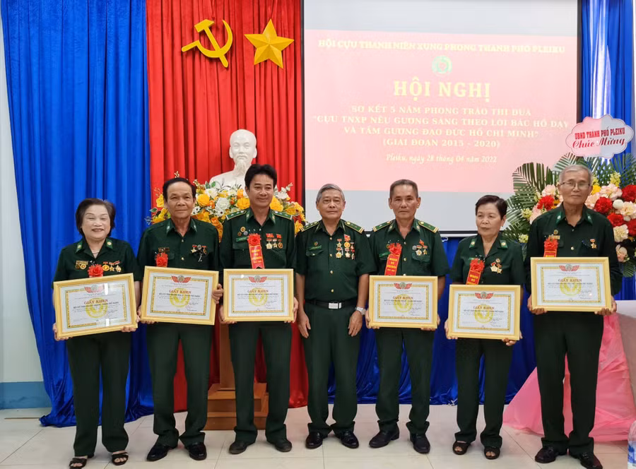 Hội Cựu TNXP TP. Pleiku tặng giấy khen cho 6 tập thể có thành tích trong phong trào thi đua _Cựu TNXP nêu gương sáng theo lời Bác Hồ dạy và tấm gương đạo đức Hồ Chí Minh. Ảnh: Phan Lài