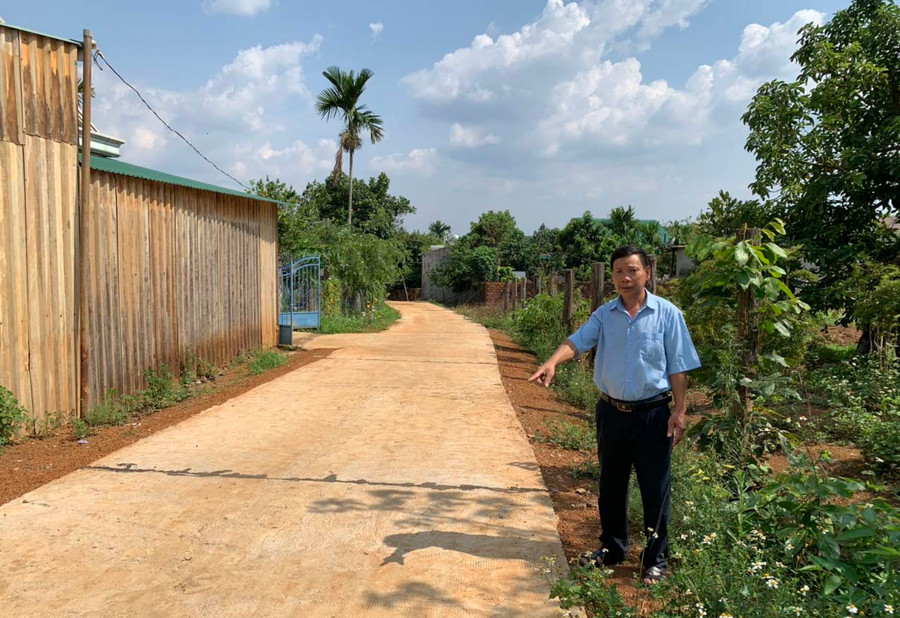 Ông Đặng Văn Quyết-Trưởng thôn Hợp Thắng (xã Ia Drăng) bên tuyến đường bê tông hoàn thành năm 2021. Ảnh: Hồng Thương