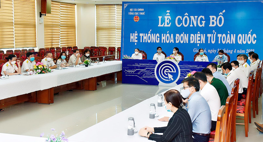 Quang cảnh tham gia buổi lễ công bố hệ thống hóa đơn điện tử toàn quốc tại điểm cầu Cục Thuế tỉnh Gia Lai. Ảnh: Đức Thụy