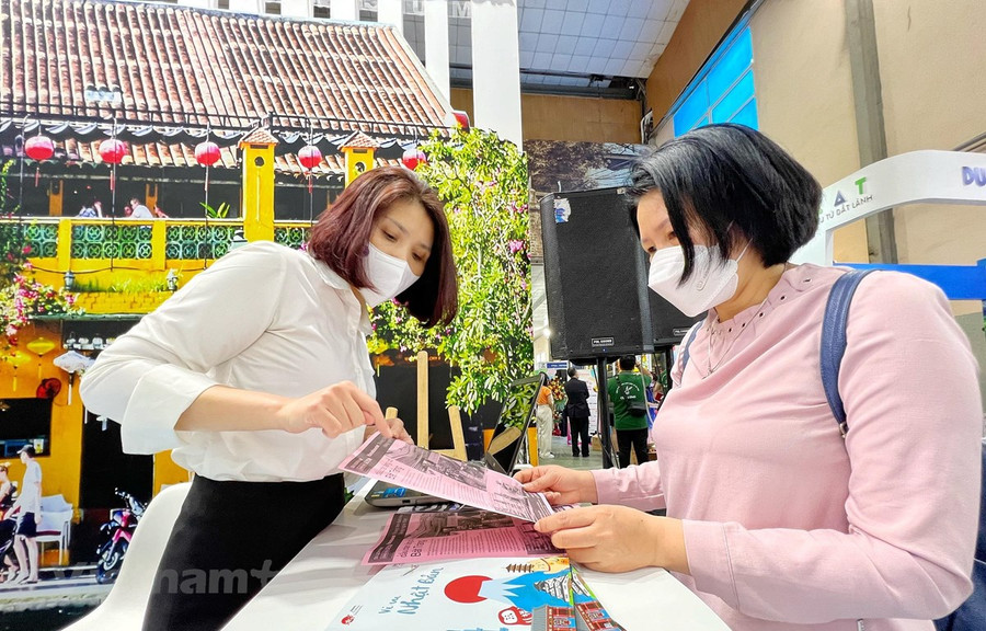 Lữ hành giới thiệu thông tin du lịch với khách tham quan tại Hội chợ Du lịch quốc tế 2022 vừa diễn ra tại Hà Nội. (Ảnh minh họa: Mai Mai/Vietnam+) Lữ hành giới thiệu thông tin du lịch với khách tham quan tại Hội chợ Du lịch quốc tế 2022 vừa diễn ra tại Hà Nội. (Ảnh minh họa: Mai Mai/Vietnam+)