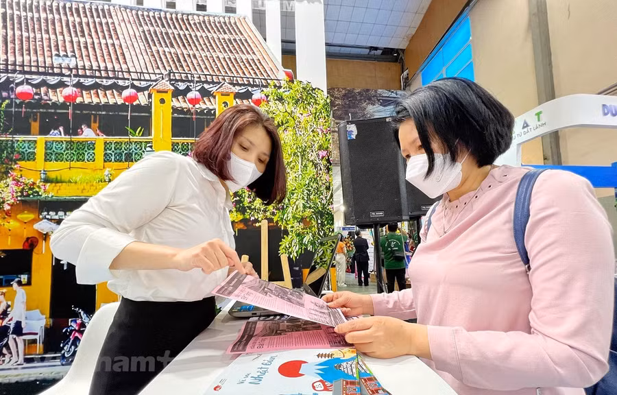 Lữ hành giới thiệu thông tin du lịch với khách tham quan tại Hội chợ Du lịch quốc tế 2022 vừa diễn ra tại Hà Nội. (Ảnh minh họa: Mai Mai/Vietnam+)