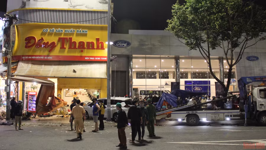 Lực lượng chức năng đưa chiếc xe gây tai nạn ra khởi hiện trường.