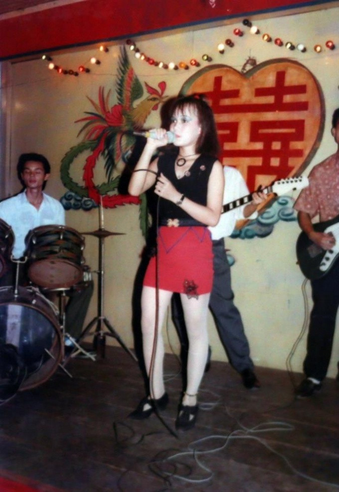 Hình ảnh năm 16 tuổi từng được Việt Hương chia sẻ trên trang cá nhân. Thời điểm đó, cô sở hữu phong cách thời trang sành điệu, lối trang điểm ấn tượng. Tuy nhiên, nữ diễn viên tự thấy mình “già chát