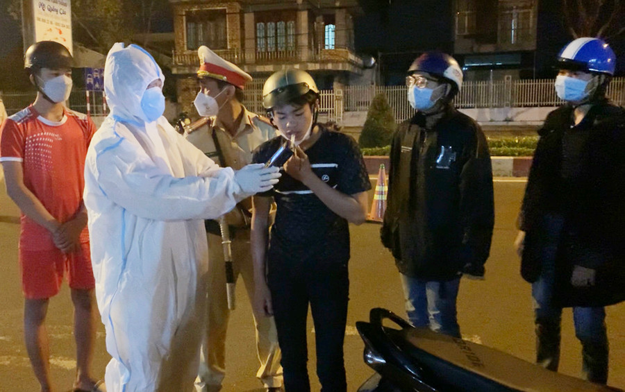 Đội Cảnh sát Giao thông-Trật tự (Công an TP. Pleiku) kiểm tra nồng độ cồn của người tham gia giao thông. Ảnh: R'Ô HOK Đội Cảnh sát Giao thông trật tự Công an TP. Pleiku kiểm tra nồng độ cồn đảm bảo đúng quy định và tuân thủ nghiêm ngặt các khuyến cáo của Bộ Y tế. . Ảnh: R'Ô HOK