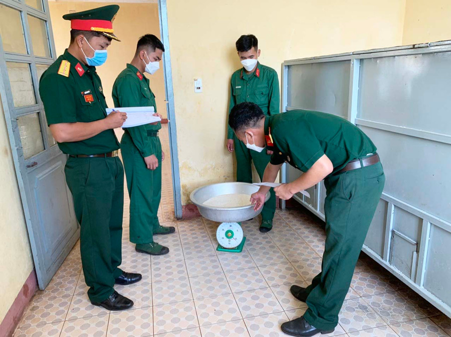 Hội đồng quân nhân ở Sư đoàn 320 thực hiện nhiệm vụ để đảm bảo dân chủ. Ảnh: Vĩnh Hoàng