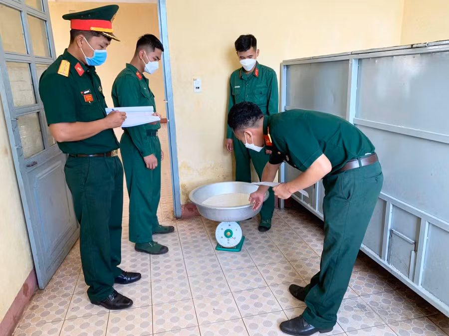 Hội đồng quân nhân ở Sư đoàn 320 thực hiện nhiệm vụ để đảm bảo dân chủ. Ảnh: Vĩnh Hoàng