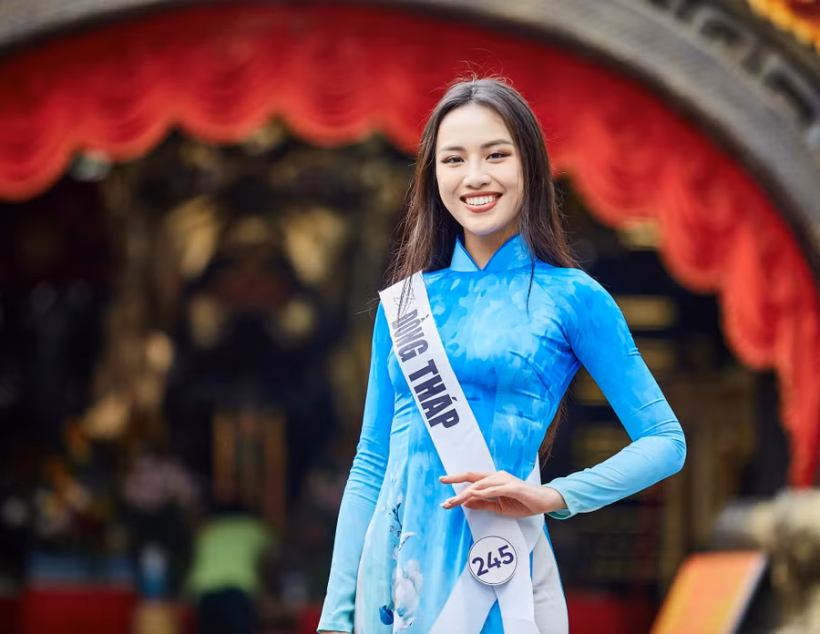 Thí sinh Huỳnh Phạm Thủy Tiên (SBD 245) từng đoạt danh hiệu Hoa khôi Đại học Ngoại thương TP.HCM. Chia sẻ với Dân Việt, Thủy Tiên cho biết, cô từng bị chê bai vì ngoại hình nặng 90kg và mất một năm rưỡi để giảm 32kg. Hiện tại, Hoa khôi Đại học Ngoại thương sở hữu chiều cao nổi bật là 1m72 cùng số đo ba vòng gợi cảm lần lượt là 89-65-98 cm.