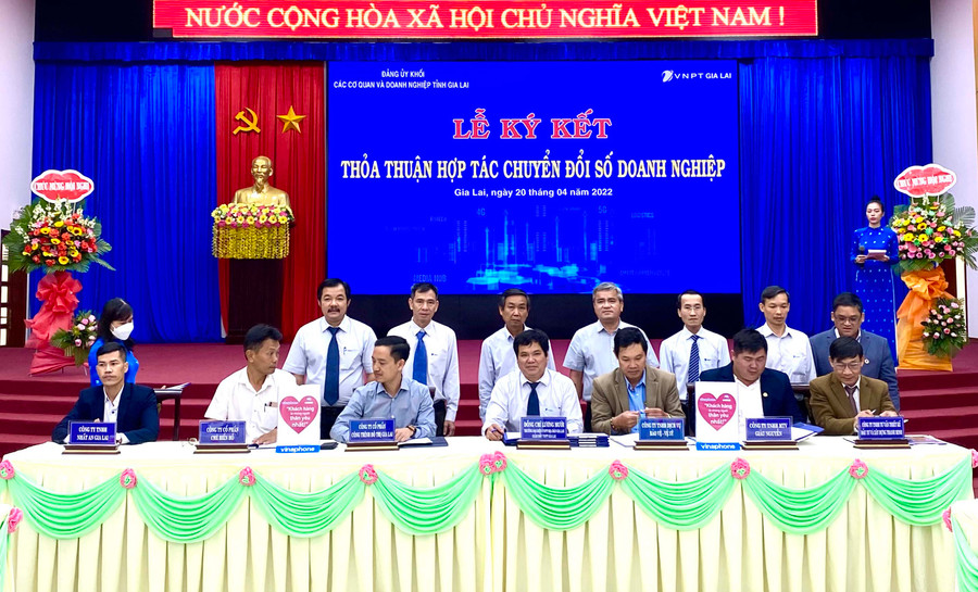 Tập đoàn VNPT ký kết thỏa thuận hợp tác chuyển đổi số với 6 doanh nghiệp. Ảnh: Hà Duy