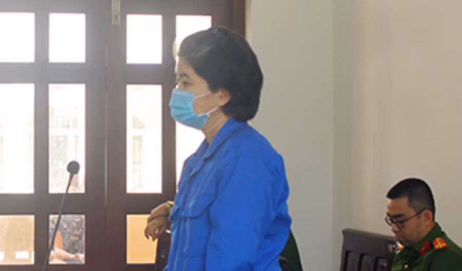 Bị cáo Trần Huỳnh Thị Thu Thủy lĩnh án 12 năm tù. Ảnh: Tuệ Mẫn Bị cáo Trần Huỳnh Thị Thu Thủy lĩnh án 12 năm tù. Ảnh: Tuệ Mẫn