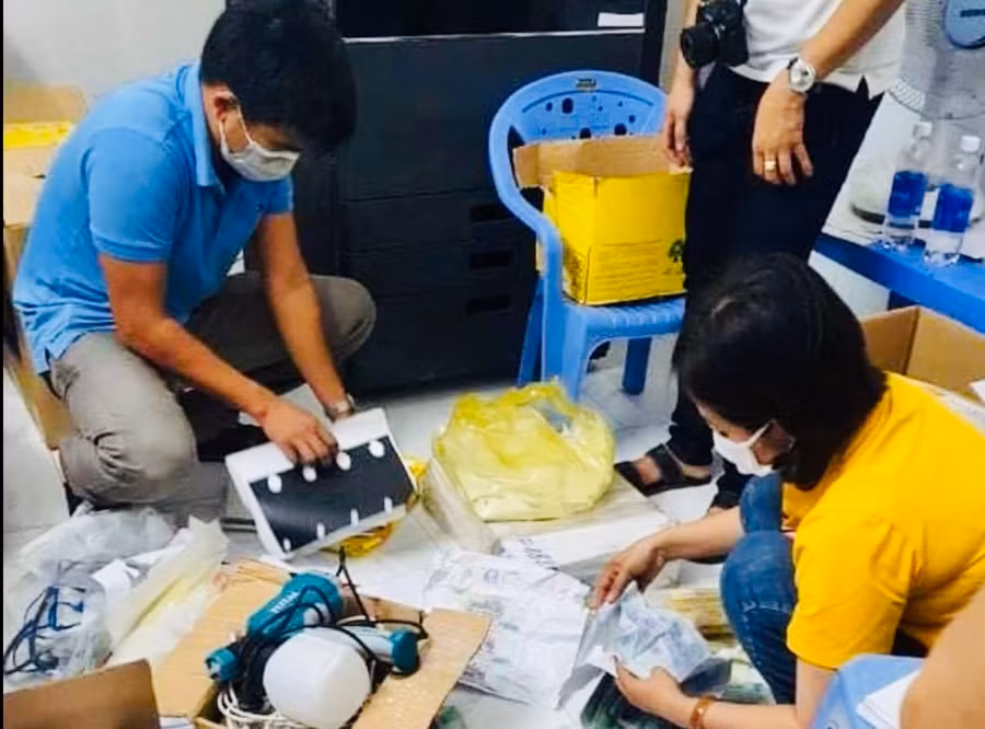 Công an thu giữ tang vật vụ in tiền giả. Ảnh: C.T.V. Công an thu giữ tang vật vụ in tiền giả. Ảnh: C.T.V.