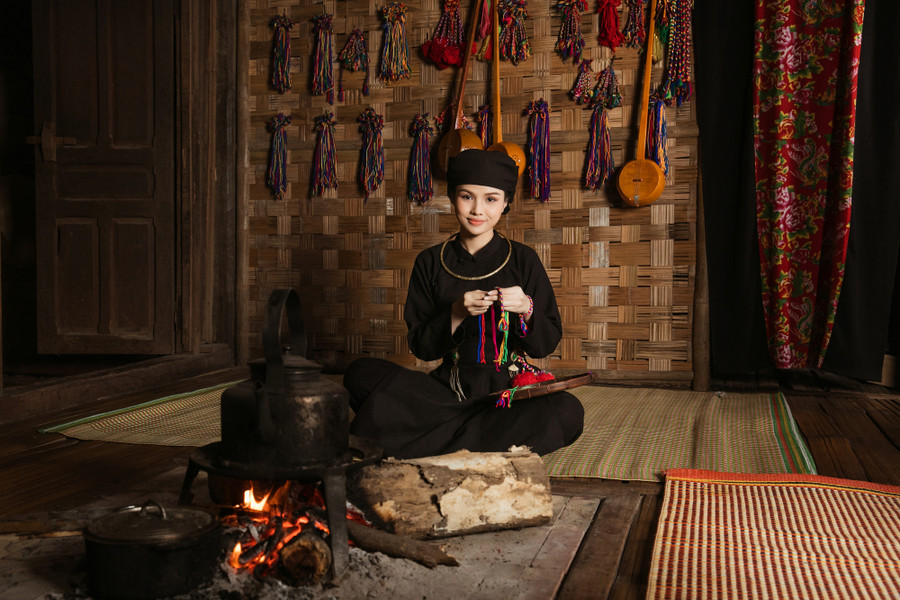  Thí sinh Vũ Thị Ngọc Trúc (SBD 335) có cơ hội tham quan những ngôi nhà sàn dân tộc và truyền thống văn hóa của dân tộc Tày tại Thái Nguyên. (Ảnh: BTC)