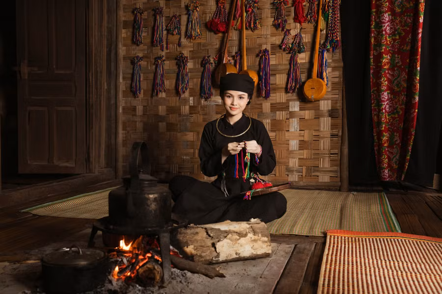  Thí sinh Vũ Thị Ngọc Trúc (SBD 335) có cơ hội tham quan những ngôi nhà sàn dân tộc và truyền thống văn hóa của dân tộc Tày tại Thái Nguyên. (Ảnh: BTC)