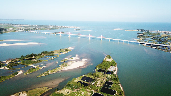 Bãi bồi là nguồn sống cho nhiều cư dân bên dòng sông Trà Khúc.