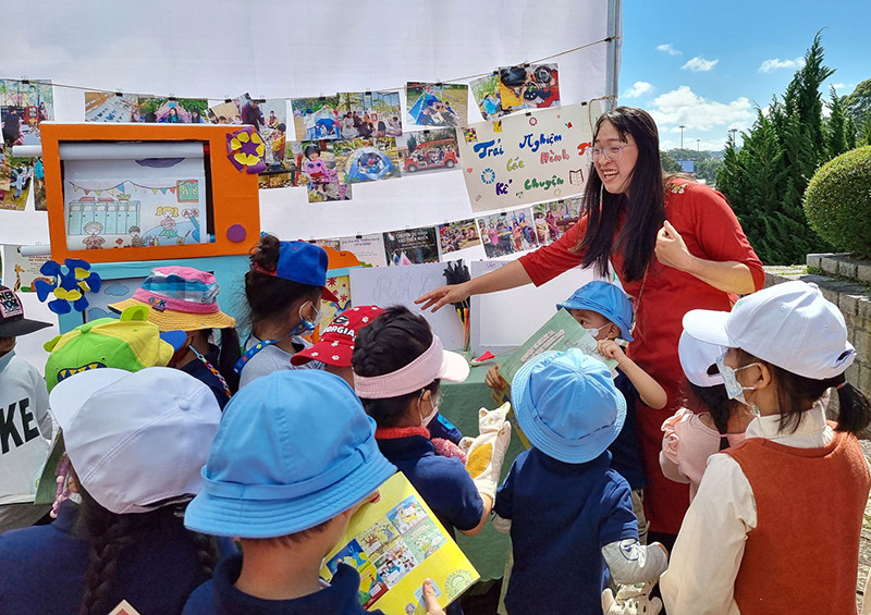 Các cháu thiếu nhi tham gia chương trình kể chuyện qua hình ảnh.